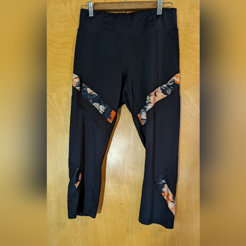 GIVE LOVE GET LOVE By Betsey Johnson Floral Capri Leggings Women's Size Large